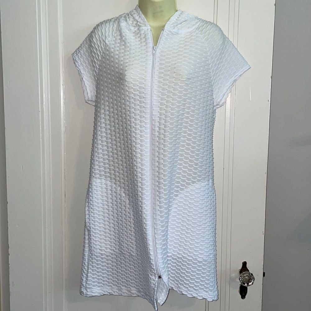NWOT Dream Beach white polyester/spandex zip‎ front swimsuit coverup
